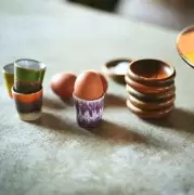 Zestaw 4 ceramicznych podstawek do jajek 70s granite HKliving