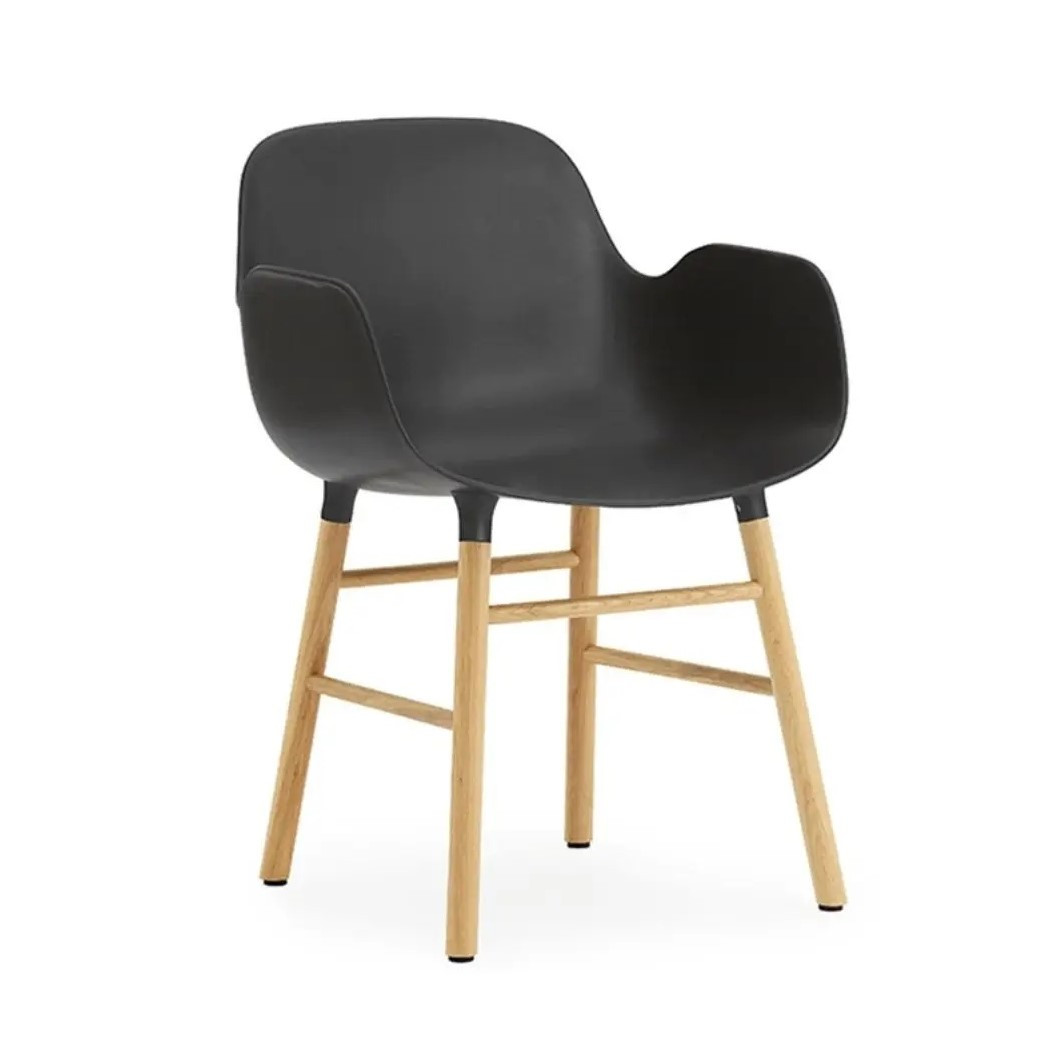 Krzesło Form Z Podłokietnikami Dębowa Podstawa Czarne Normann Copenhagen