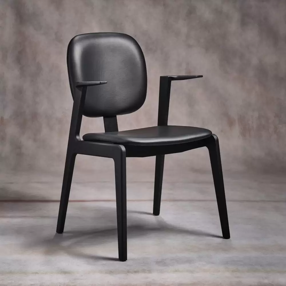 Krzesło Maron z podłokietnikiem czarny dąb czarna skóra