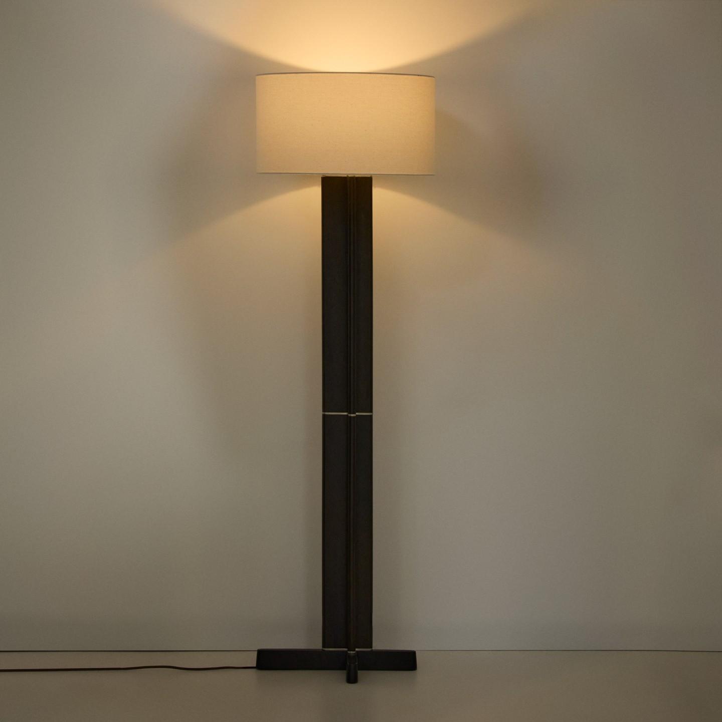 Lampa Podłogowa Niani Drewno Kauczukowe Brązowe Kave Home