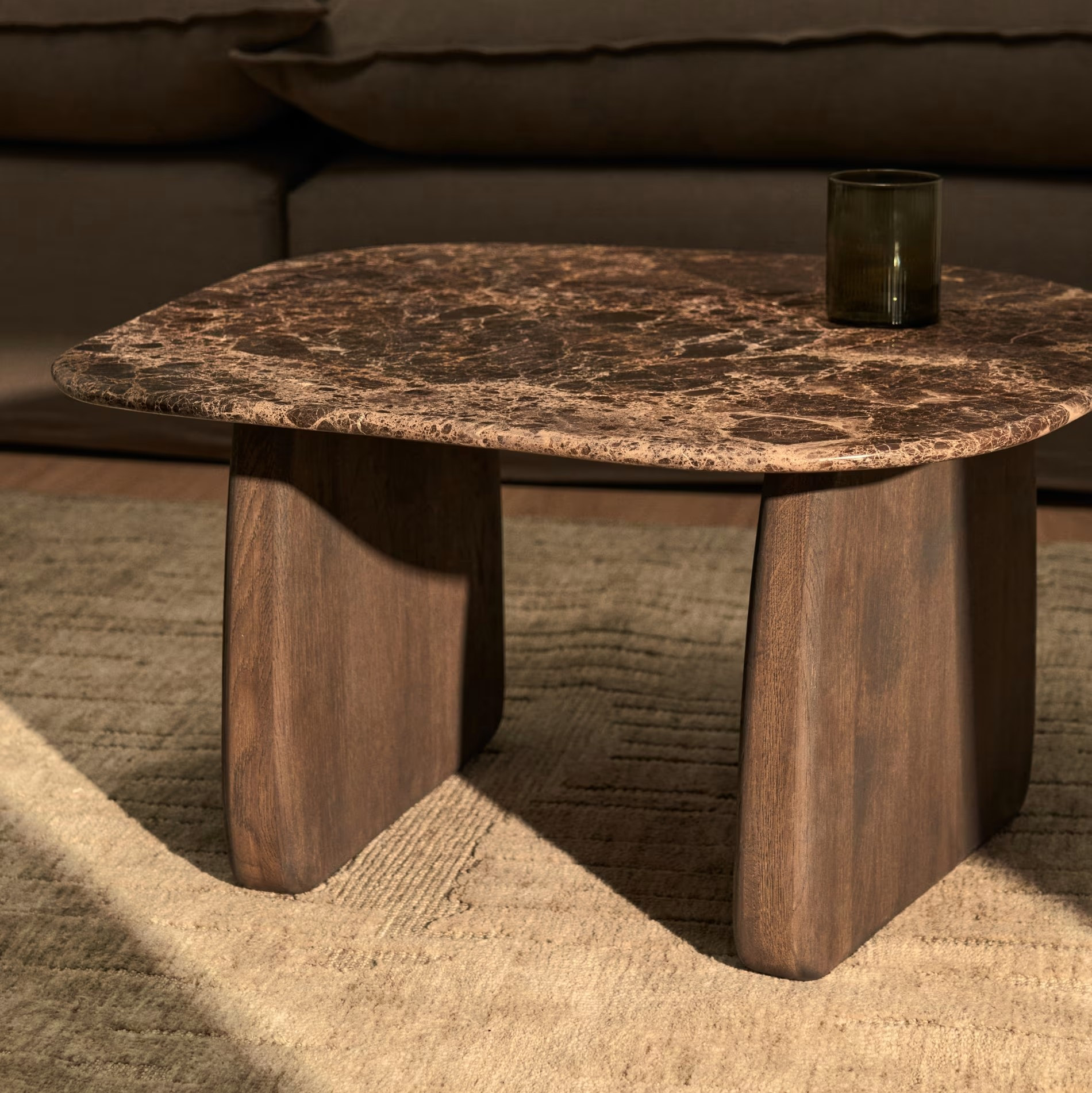 Stolik Okazjonalny Pirita Blat Marmur - Podstawa Ciemny Dąb Kave Home