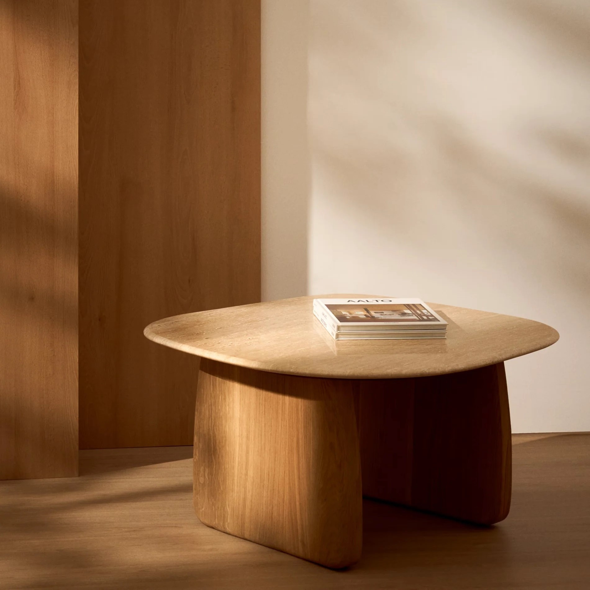 Stolik Okazjonalny Pirita Blat Trawertyn - Podstawa Naturalny Dąb Kave Home