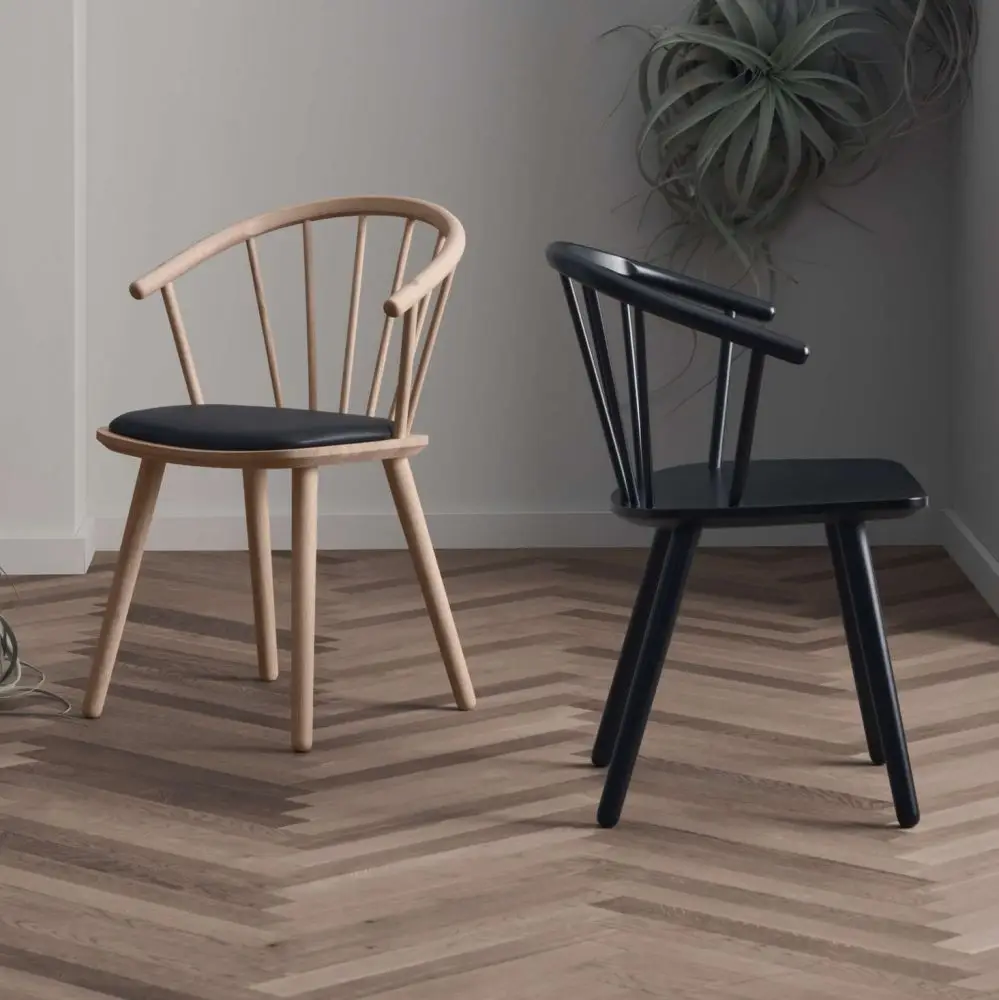 Krzesło Sleek dąb bielony, czarne skórzane siedzisko Bolia