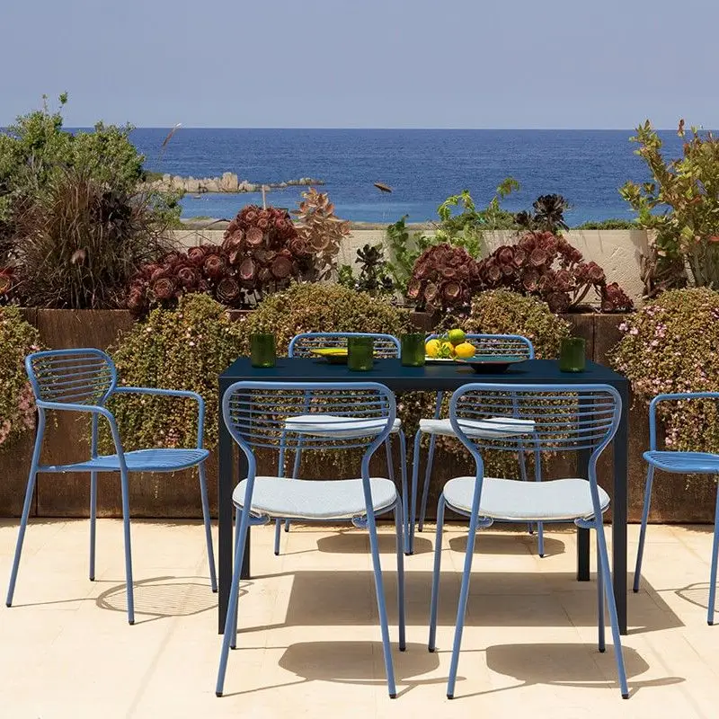 Krzesło ogrodowe Apero z podłokietnikami niebieskie Emu