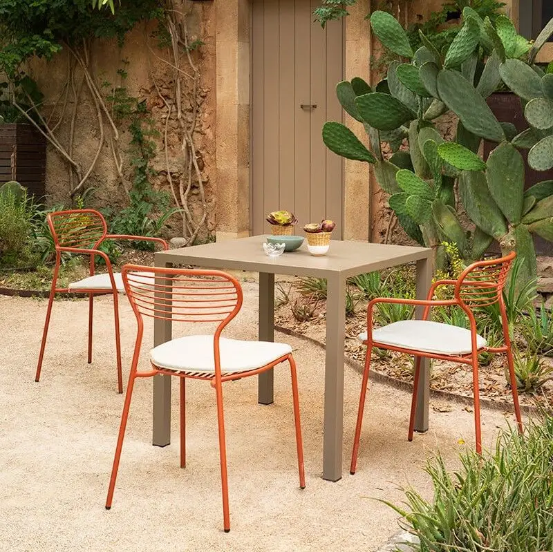 Krzesło ogrodowe Apero z podłokietnikami matowa biel Emu