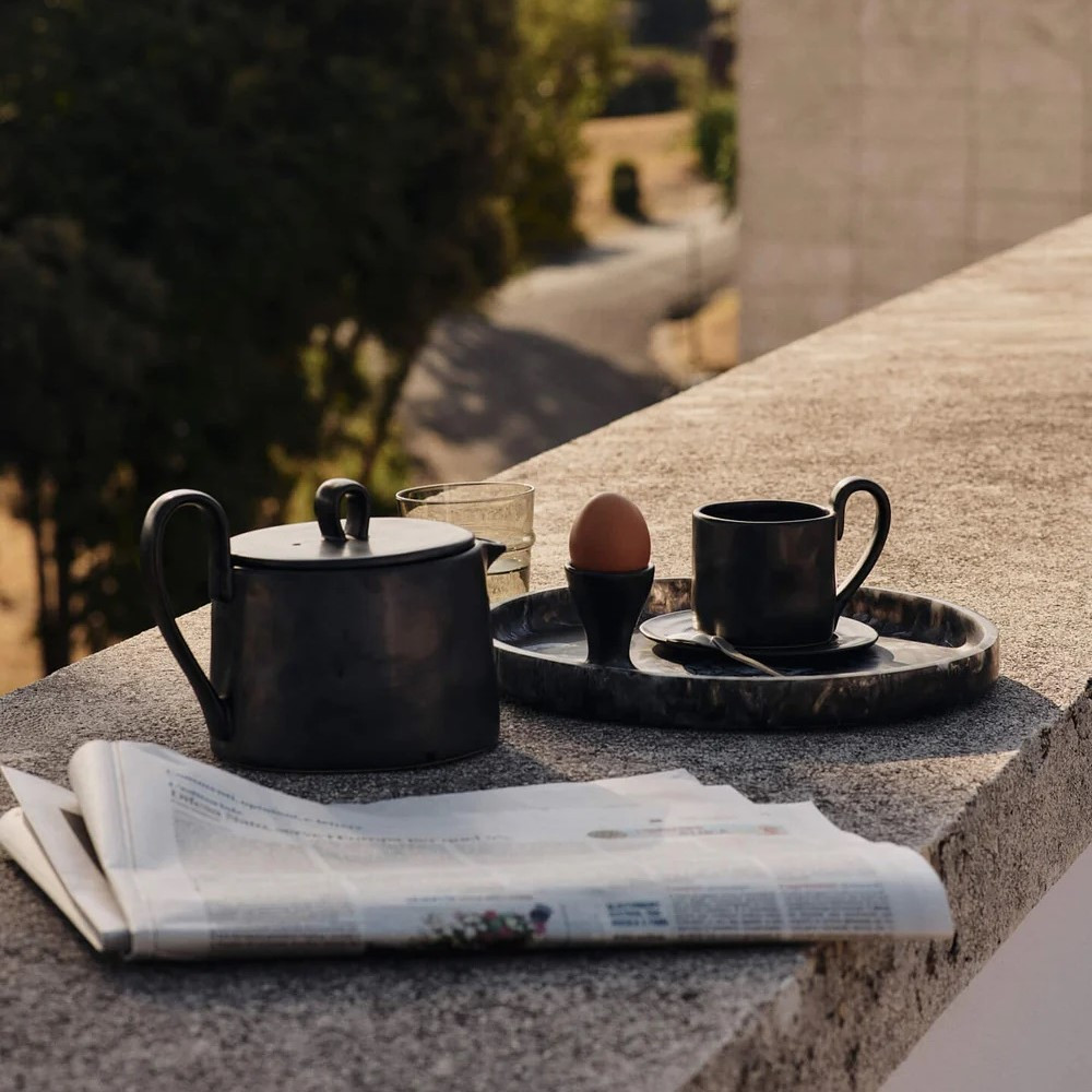 Kubek Z Podstawką Flow Czarny Ferm Living