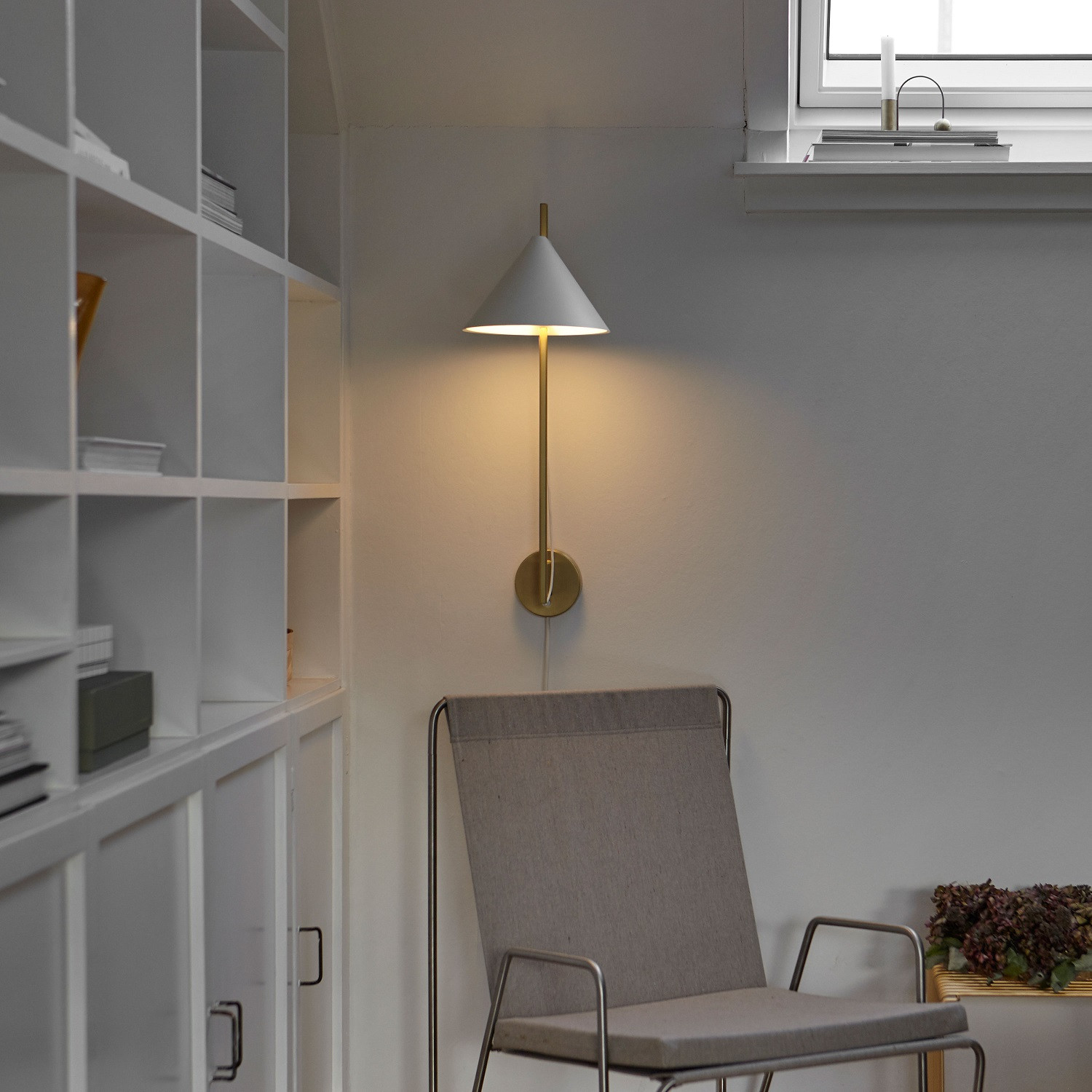 Lampa Ścienna Yuh Mosiężno-Biała Louis Poulsen