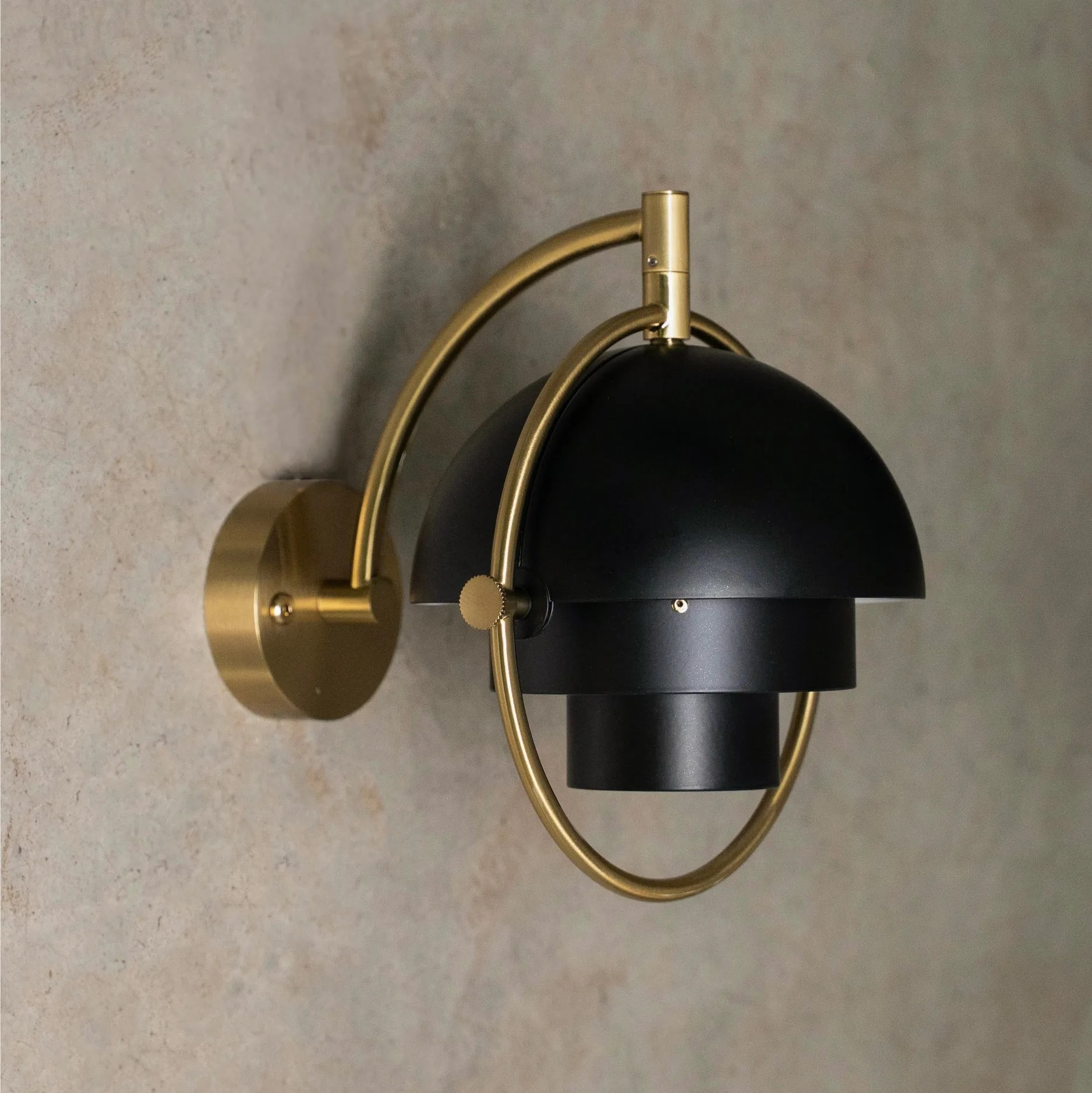 Lampa Ścienna Multi-Lite Czarno-Mosiężna Gubi
