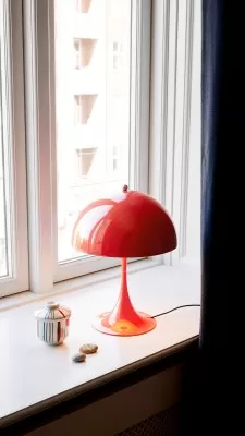 Lampa stołowa Panthella Mini koralowa Louis Poulsen