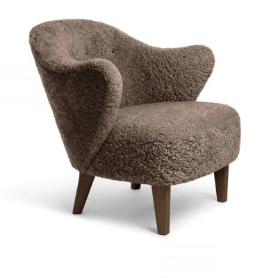 Fotel Ingeborg sahara nóżki dąb przydymiony By Lassen