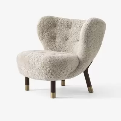 Fotel Little Petra VB1 walnut-brass Sheepskin Moonlight Andtradition