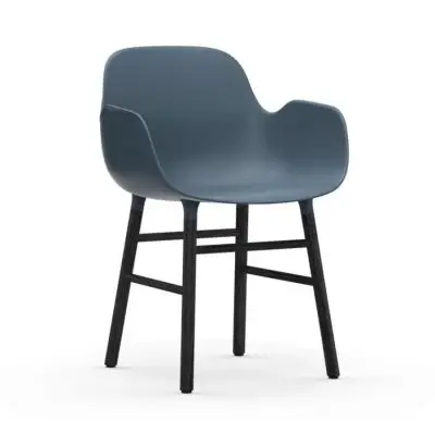 Krzesło Form Z Podłokietnikami Czarna Podstawa Niebieskie Normann Copenhagen