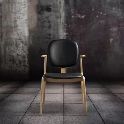 Krzesło Maron z podłokietnikiem jasny dąb czarna skóra