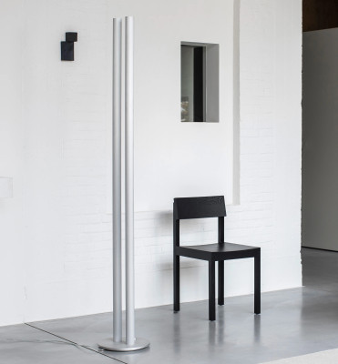 Stříbrná stojací lampa L1 od Valerie Object