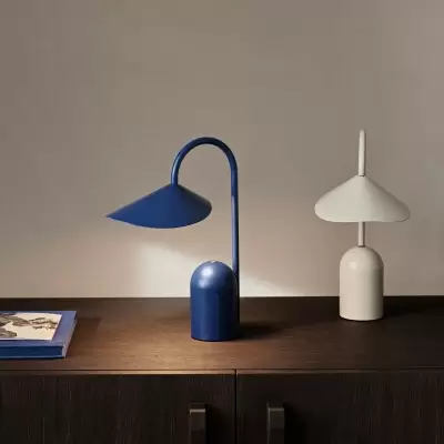 Lampa przenośna Arum niebieska Ferm Living