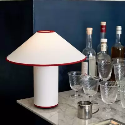 Lampa stołowa Colette ATD6 czerwona lamówka Andtradition