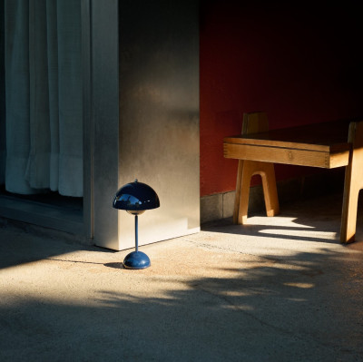 Lampa stołowa Flowerpot VP9 Steel Blue Andtradition