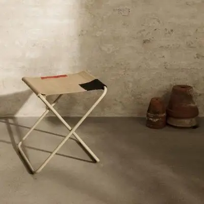 SKŁADANY STOŁEK DESERT BLOCK Z BEŻOWĄ RAMĄ FERM LIVING