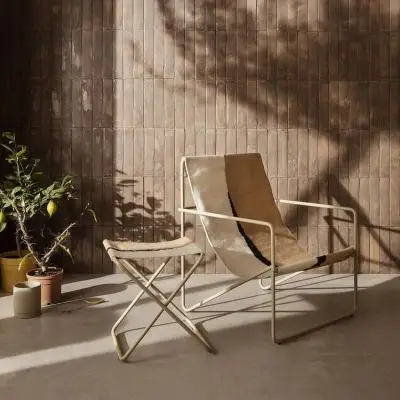 SKŁADANY STOŁEK DESERT SOIL Z BEŻOWĄ RAMĄ FERM LIVING