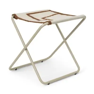 SKŁADANY STOŁEK DESERT SHAPE Z BEŻOWĄ RAMĄ FERM LIVING