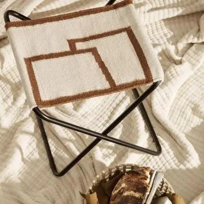 SKŁADANY STOŁEK DESERT SHAPE Z CZARNĄ RAMĄ FERM LIVING