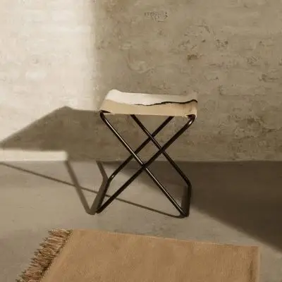 SKŁADANY STOŁEK DESERT SOIL Z CZARNĄ RAMĄ FERM LIVING