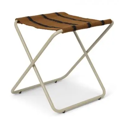 SKŁADANY STOŁEK DESERT STRIPE Z BEŻOWĄ RAMĄ FERM LIVING