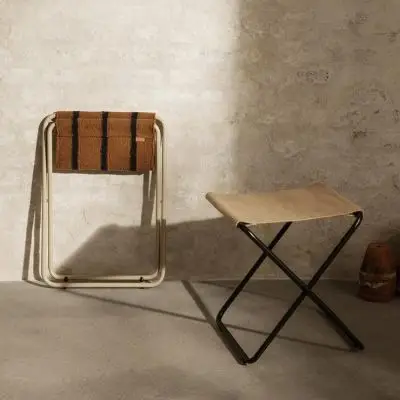 SKŁADANY STOŁEK DESERT STRIPE Z BEŻOWĄ RAMĄ FERM LIVING
