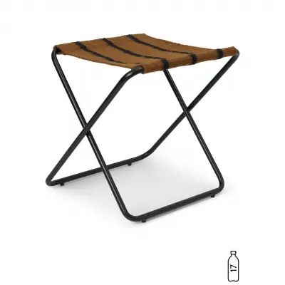 SKŁADANY STOŁEK DESERT STRIPE Z CZARNĄ RAMĄ FERM LIVING