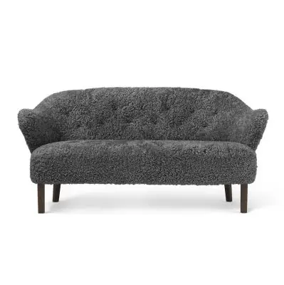 Sofa Ingeborg sheepskin anthracite nóżki dąb przydymiony By Lassen