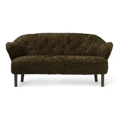 Sofa Ingeborg sheepskin espresso nóżki dąb przydymiony By Lassen