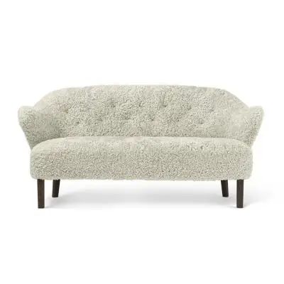 Sofa Ingeborg sheepskin green tea nóżki dąb przydymiony By Lassen