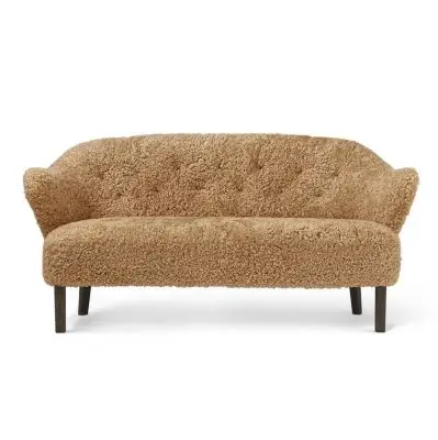 Sofa Ingeborg sheepskin honey nóżki dąb przydymiony By Lassen