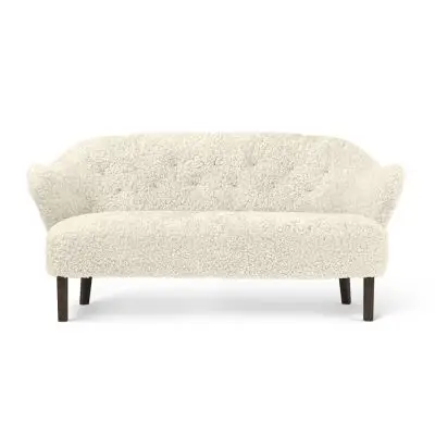 Sofa Ingeborg sheepskin off white nóżki dąb przydymiony By Lassen