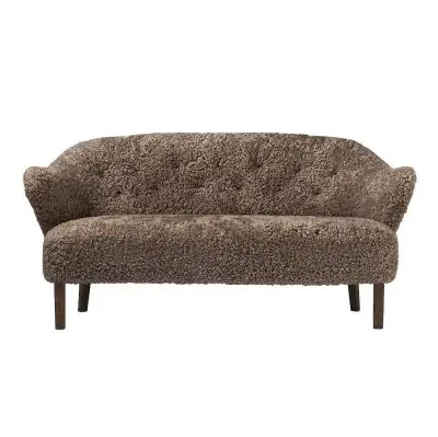 Sofa Ingeborg sheepskin sahara nóżki dąb przydymiony By Lassen