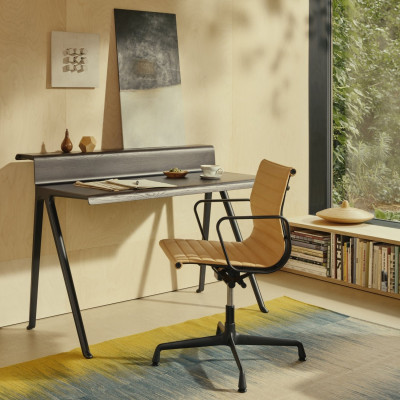 Kurýrní stůl, tmavý dub – černá podnož Vitra