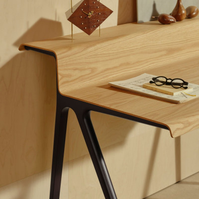 Kurýrní stůl, světlý dub – černá podnož Vitra