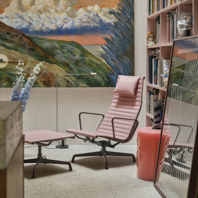 Fotel Aluminium EA 124 tkanina Cosy 2 Paler Rose - podstawa bordowa Vitra