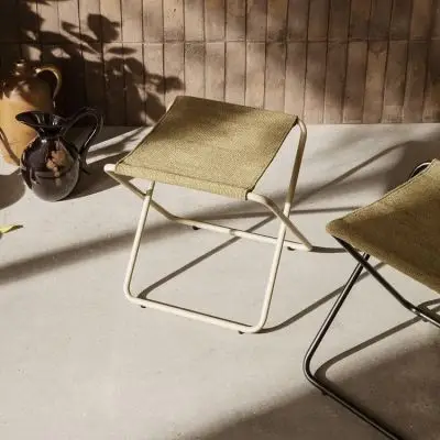 SKŁADANY STOŁEK DESERT PIASKOWY Z BEŻOWĄ RAMĄ FERM LIVING
