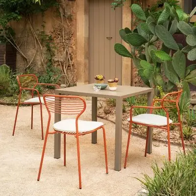 Krzesło ogrodowe Apero z podłokietnikami czerwone Emu