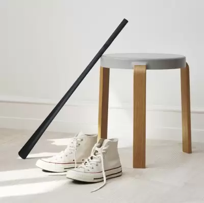 Uchwyt do mocowania łyżki do butów Shoehorn czarny Normann Copenhagen