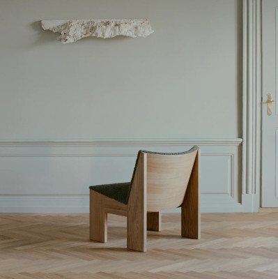 Fotel Tenon brązowy z dębową podstawą New Works