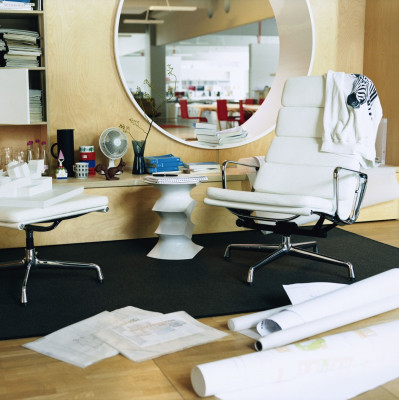 Fotel Soft Pad Chair EA 222 Tkanina Track iron grey - podstawa aluminiowa Vitra