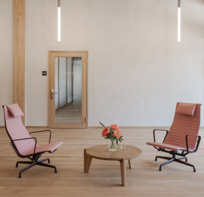 Fotel Aluminium EA 124 tkanina Track Dark Red - podstawa czarna Vitra