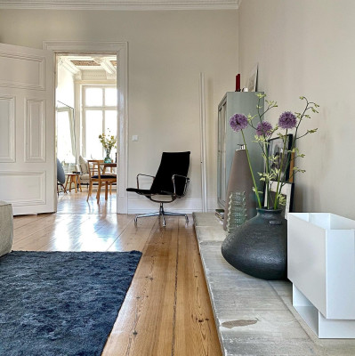 Fotel Aluminium EA 124 tkanina Track Nero - podstawa czarna Vitra