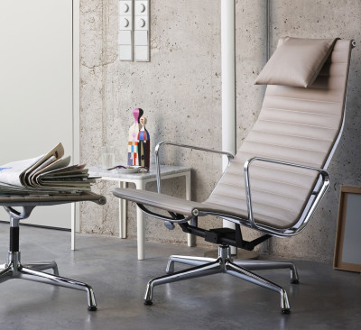 Fotel Aluminium EA 124 tkanina Track Royal Blue-Nero - podstawa czarna Vitra