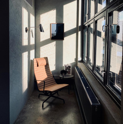 Fotel Aluminium EA 124 tkanina Track Chestnut-Ink blue - podstawa czarna Vitra