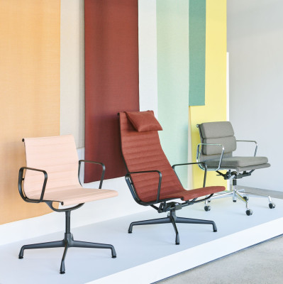 Fotel Aluminium EA 124 tkanina Track Cognac-Mustard - podstawa czarna Vitra