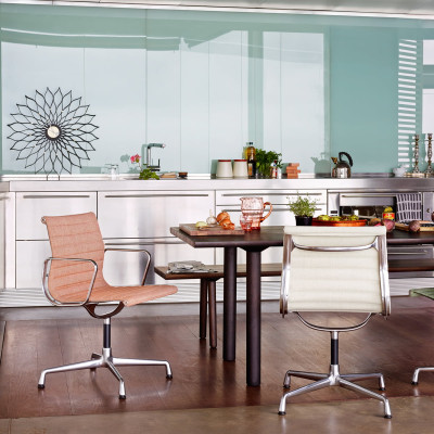 Krzesło biurowe Aluminium EA 132 tkanina Track Ink blue - podstawa czarna Vitra