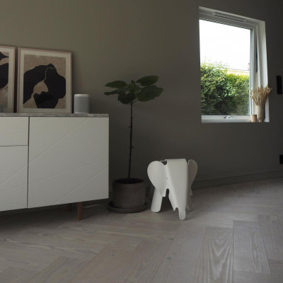 Stołek Eames Elephan RE zielony Vitra